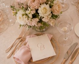 Mesa de casamento elegante com papelaria personalizada