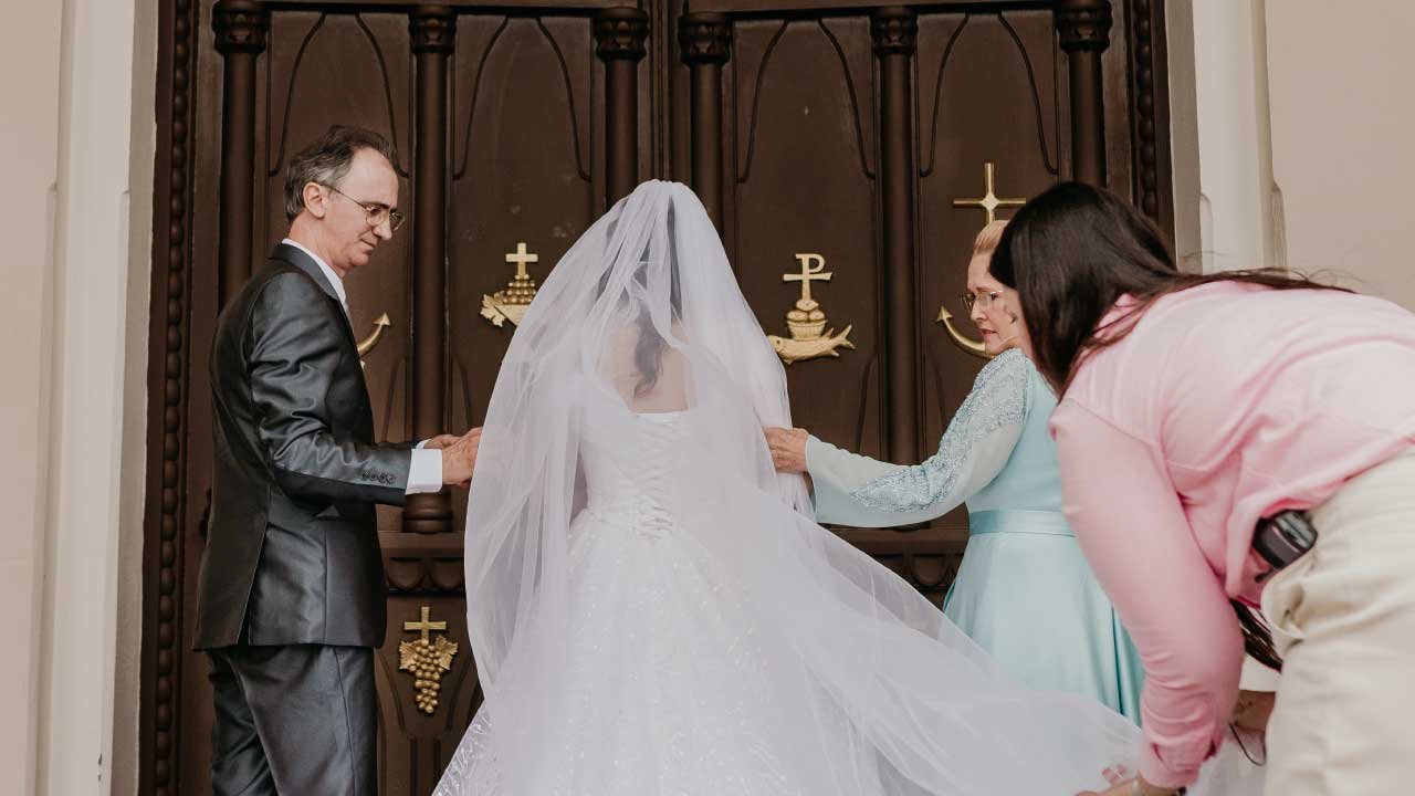 Carol Benfatto em um ambiente de casamento elegante